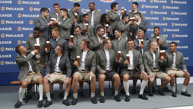 Zünftig in Lederhosen und Janker - die Bayern-Spieler beim traditionellen Wiesn-Shooting. Zünftig in Lederhosen und Janker - die Bayern-Spieler beim traditionellen Wiesn-Shooting.
