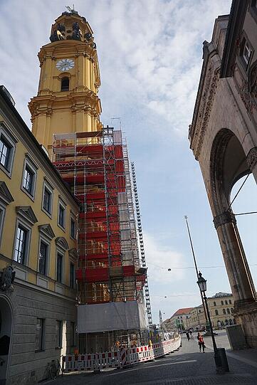 Derzeit kann man zusehen, wie das gerüst an der Theatinerkriche in die Höhe wächst. Bis 2016 wird die Vorderseite verhüllt sein. Danach kommen die Seiten und die Rückseite dran.