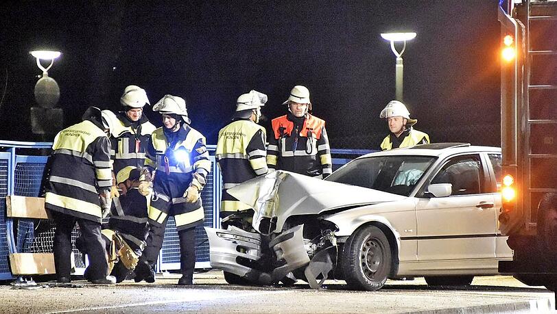 Der BMW war nach dem Unfall Totalschaden. Der BMW war nach dem Unfall Totalschaden.