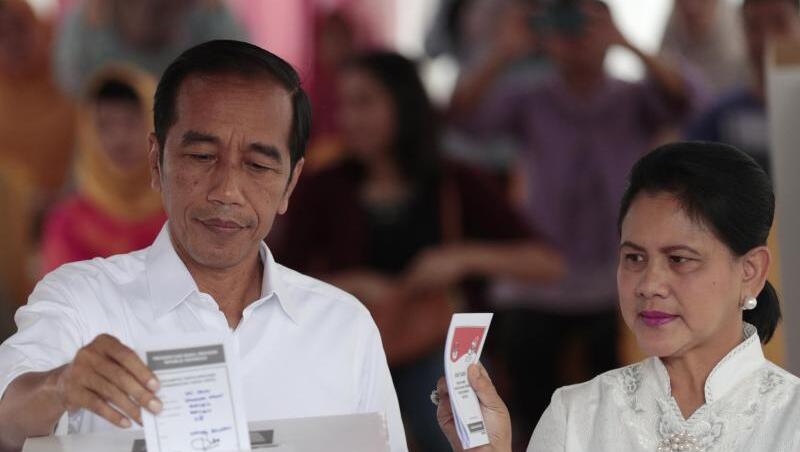 Joko Widodo, Präsident von Indonesien, und seine Frau Iriana geben in einem Wahllokal in Jakarta ihre Stimme ab. Joko Widodo, Präsident von Indonesien, und seine Frau Iriana geben in einem Wahllokal in Jakarta ihre Stimme ab.