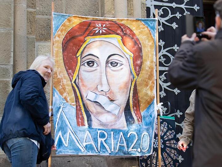 Ein Transparent beim Kirchenstreik "Maria 2.0" zeigt Maria, die Mutter Gottes, mit einem Pflaster auf dem Mund.