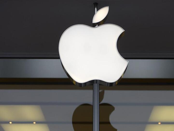Das Apple-Logo an einem Apple-Store.