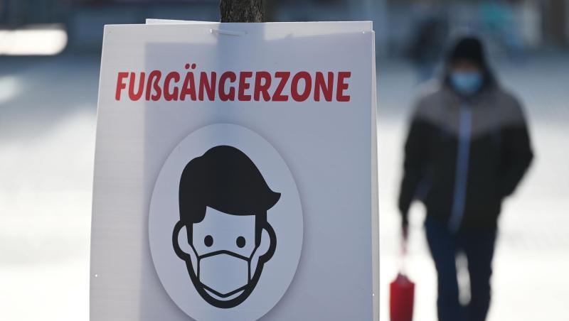 Ein Schild weist auf die Maskenpflicht in der Fußgängerzone hin.