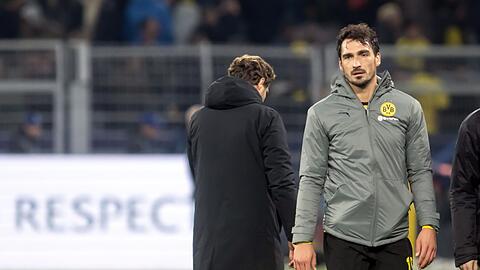 Dortmunds Trainer Edin Terzic (l) und Mats Hummels nach dem Spiel gegen Sevilla.