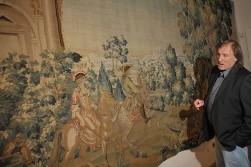 Erlanger Fabrikat: Museumsleiter Thomas Engelhardt vor einem Gobbelin, der zeigt, wie sich die höfische Kultur auch auf die Manufakturen der Stadt auswirkten.