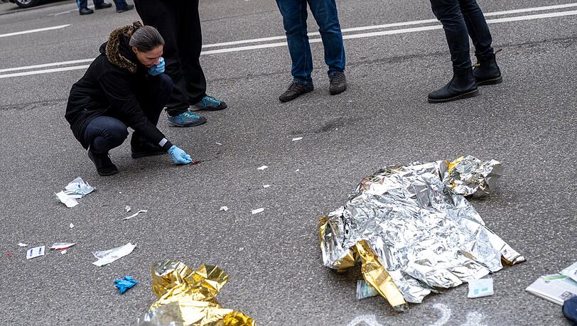 Nach dem Vorfall sichern Beamte am Tatort Spuren.