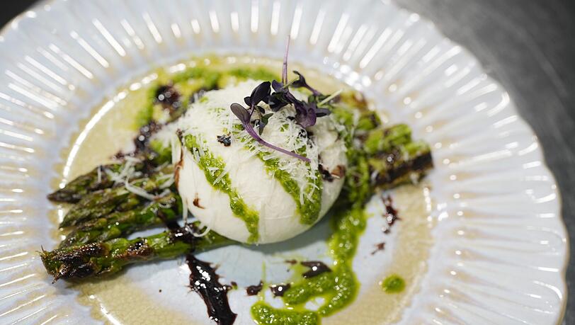 Erster Gang: Münchner Burrata & Spargel – Basilikumpesto & alter Balsamico / Pecorino Romano & warmes Foccacia Erster Gang: Münchner Burrata & Spargel – Basilikumpesto & alter Balsamico / Pecorino Romano & warmes Foccacia