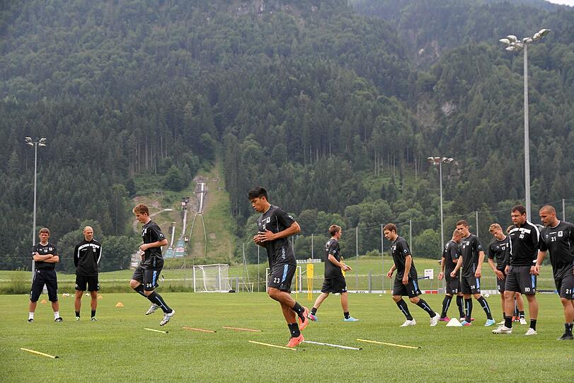 Erste Trainingseinheit der Löwen auf dem Sportplatz von Wörgl.