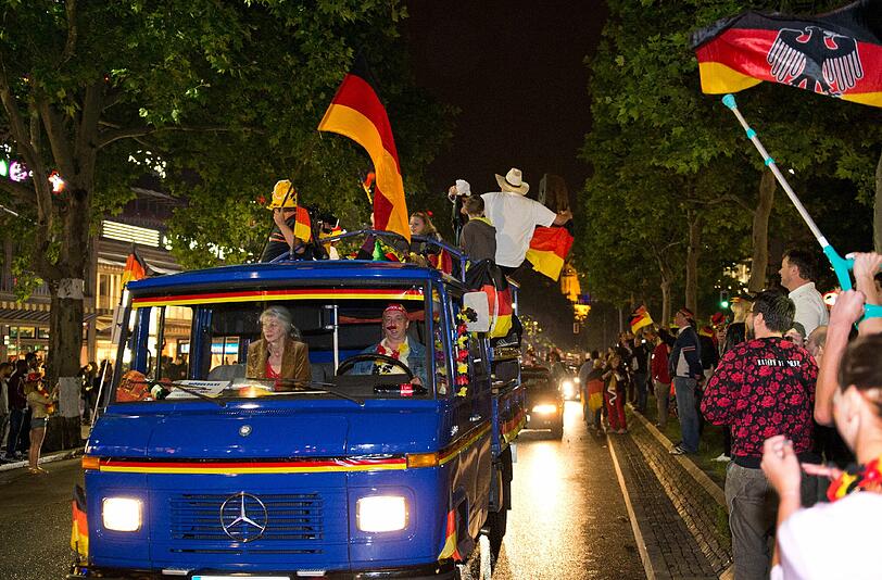 So feiern die Fans nach dem Public Viewing den WM-Titel.