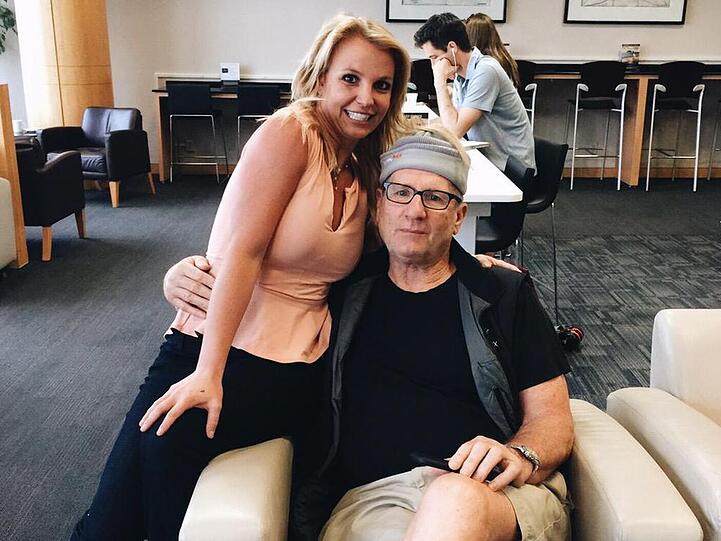Britney Spears strahlt neben Ed O'Neill