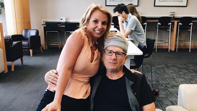 Britney Spears strahlt neben Ed O'Neill Britney Spears strahlt neben Ed O'Neill
