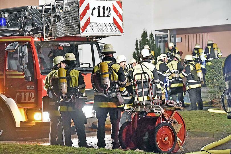 In einem neungeschossigen Wohnblock im Stadtteil Forstenried musste die Feuerwehr in der Nacht einen ausgedehnten Kellerbrand löschen. Ein Mann
erlitt eine Rauchgasvergiftung und wurde zur Behandlung in ein Krankenhaus gebracht.
