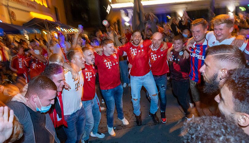 Die Freude bei den Bayern-Fans kennt nach dem Triple-Sieg keine Grenzen - klicken Sie sich durch die Bilder von der Party in der Landeshauptstadt.