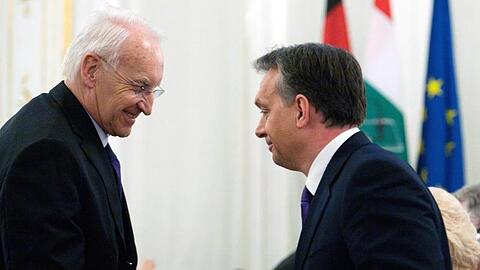 Edmund Stoiber (l) und Viktor Orban schütteln sich die Hand. Foto: Szilard Koszticsak/epa/dpa/Archivbild