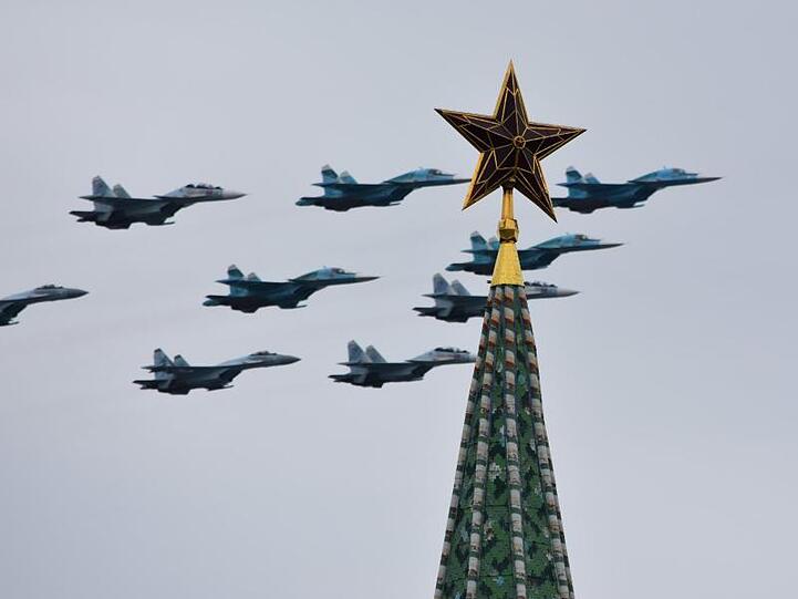 Trotz Regens gab es in Moskau eine Flugshow der russischen Luftstreitkräfte.