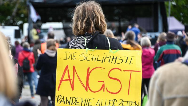 Angst sei die schlimmste Pandemie aller Zeiten, meint dieser Demonstrant bei einem Gottesdienst am Ufer des Bodensees.
