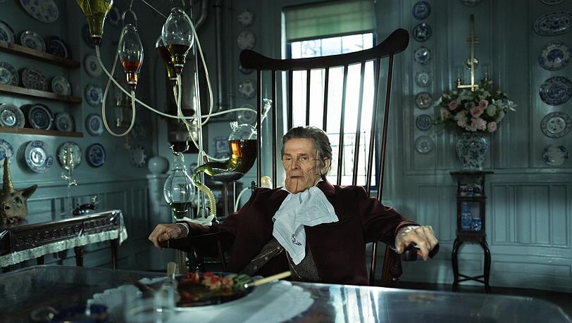 Willem Dafoe als eine Art Dr. Frankenstein mit humanistischer Absicht. Willem Dafoe als eine Art Dr. Frankenstein mit humanistischer Absicht.