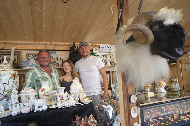 Rolf Veit mit Victoria und Schwiegersohn Timo in ihrem Stand. Rolf Veit mit Victoria und Schwiegersohn Timo in ihrem Stand.