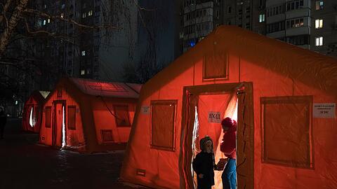 Zelte des ukrainischen Zivilschutzdienstes geben Menschen die M&ouml;glichkeit, sich nach russischen Angriffen aufzuw&auml;rmen, wenn die Heizungen ausgefallen sind.