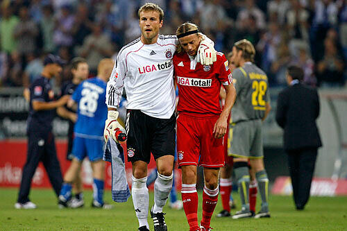 Torhüter Michael Rensing und der eingewechselte Anatolij Timoschtschuk verlassen Arm in Arm das Spielfeld im Hoffenheimer Stadion.