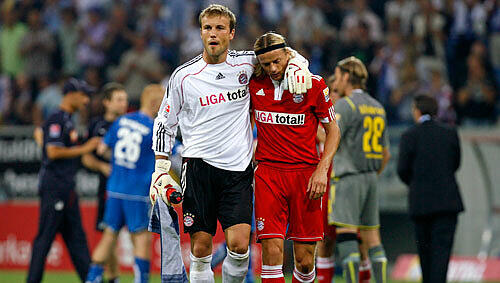 Torhüter Michael Rensing und der eingewechselte Anatolij Timoschtschuk verlassen Arm in Arm das Spielfeld im Hoffenheimer Stadion. Torhüter Michael Rensing und der eingewechselte Anatolij Timoschtschuk verlassen Arm in Arm das Spielfeld im Hoffenheimer Stadion.