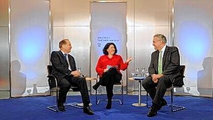 Im März hat sich Lutz Heese (l) unter der Moderation von Sabine Reeh mit Bayerns Innenminister Joachim Herrmann über Konzepte für den Aufschwung ausgetauscht. Im März hat sich Lutz Heese (l) unter der Moderation von Sabine Reeh mit Bayerns Innenminister Joachim Herrmann über Konzepte für den Aufschwung ausgetauscht.