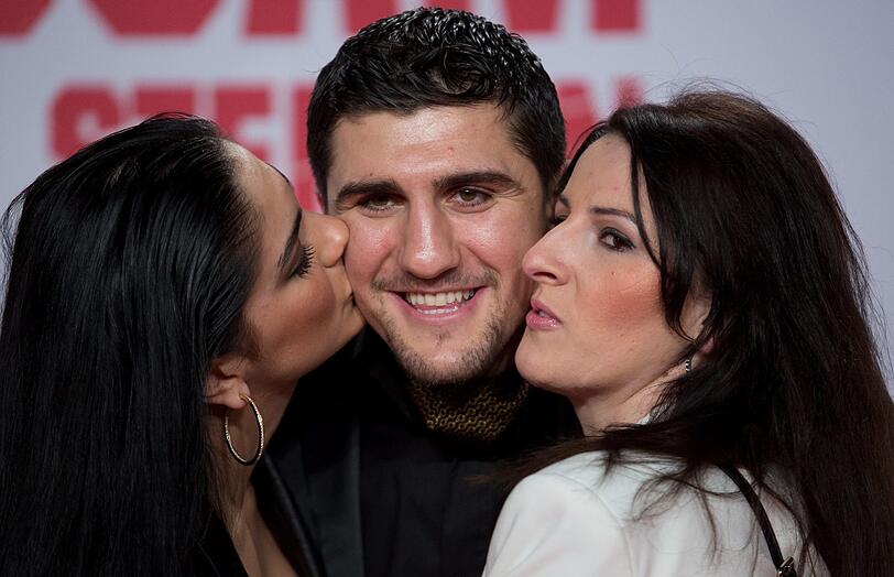 Bussi von beiden Seiten: Boxer Marco Huck kommt mit zwei schönen Damen zur Premiere von "Stirb langsam 5.0" nach Berlin.