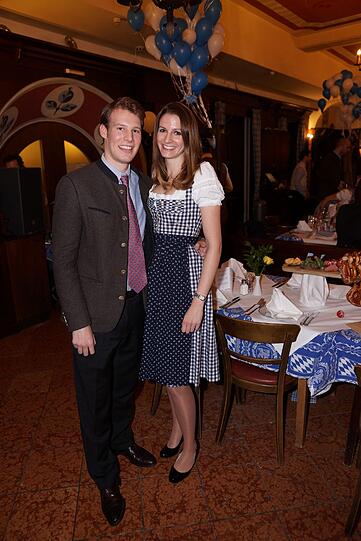 Franziskaner-Jungwirt und Gastgeber Mathias Reinbold und seine schöne Freundin Anastasia Holeczek (Bogner).