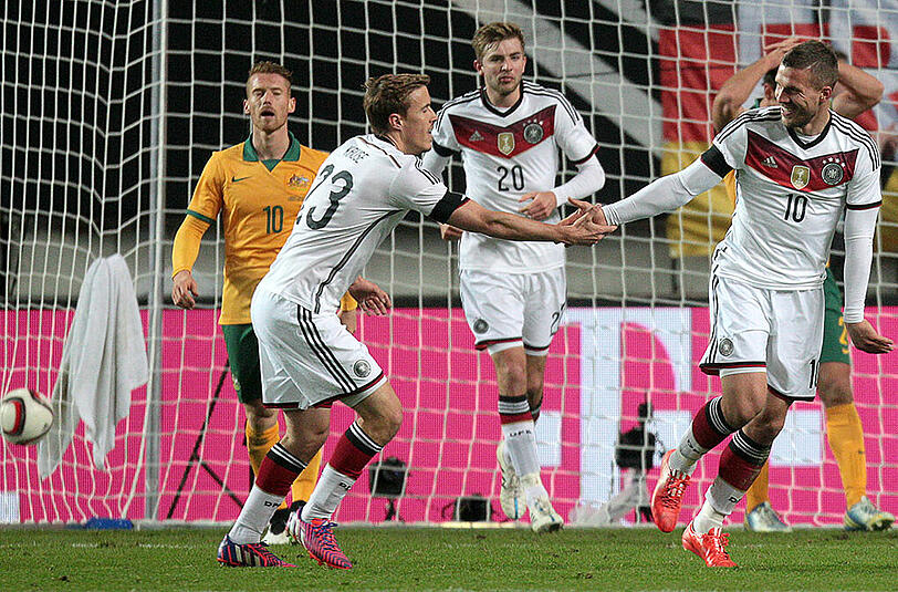 Lukas Podolski (r) jubelt über seinen Treffer zum 2:2 mit seinen Teamkollegen Max Kruse (l) und Christoph Kramer (M) vor dem Australier Oliver Bozanic (hinten).