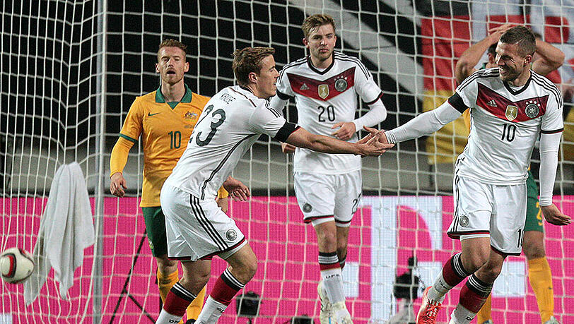 Lukas Podolski (r) jubelt über seinen Treffer zum 2:2 mit seinen Teamkollegen Max Kruse (l) und Christoph Kramer (M) vor dem Australier Oliver Bozanic (hinten). Lukas Podolski (r) jubelt über seinen Treffer zum 2:2 mit seinen Teamkollegen Max Kruse (l) und Christoph Kramer (M) vor dem Australier Oliver Bozanic (hinten).