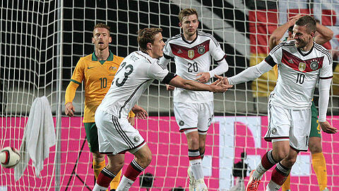 Lukas Podolski (r) jubelt über seinen Treffer zum 2:2 mit seinen Teamkollegen Max Kruse (l) und Christoph Kramer (M) vor dem Australier Oliver Bozanic (hinten).