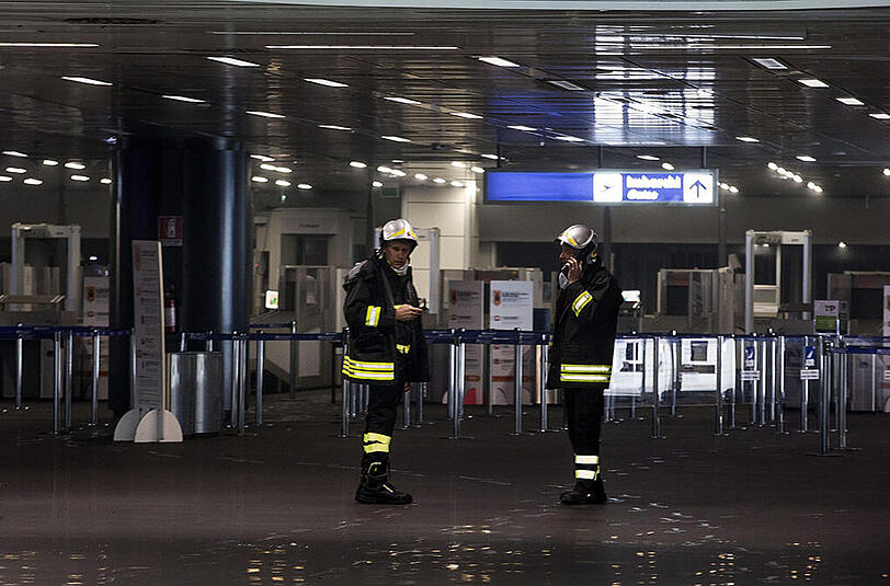 Feuerwehrmänner am Flughafen Fiumicino in Rom.