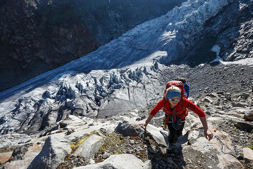 Im Hochgebirge braucht man auch schon einmal die Hände.