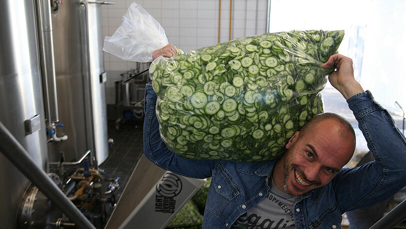In die Gose von Marc Gallo werden frische Gurken hinzugegeben. In die Gose von Marc Gallo werden frische Gurken hinzugegeben.