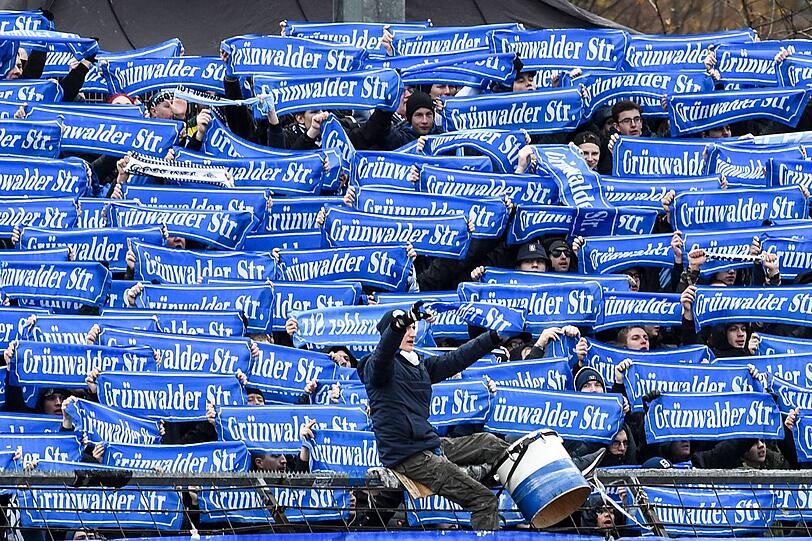 "Grünwalder Str.": Beim Auswärtsspiel der Löwen bei Fortuna Köln gab es eine Choreo, bei der die Ultras die "Schilder" in der Kurve zeigten.