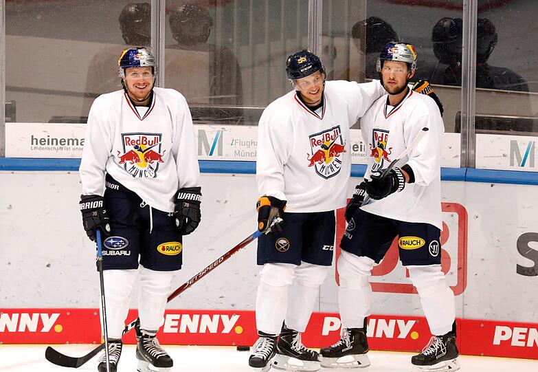 Eis-Trainingsauftakt beim EHC: Das Training leitet Co-Trainer Steve Walker, NHL-Star Dominik Kahun (r.) ist auch dabei.
