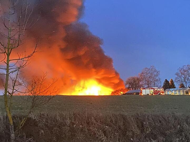Rauch und Flammen sind bei einem Großfeuer auf einem Bauernhof zu sehen. Foto: Holzheimer/NEWS5/dpa