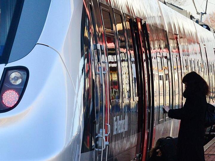 Die Fahrgäste kehren bei der Bahn langsam wieder zurück - das Abstandhalten wird aber noch geübt. ).