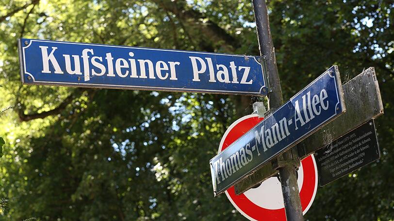 ... Kufsteiner Platz. Er wird durch die Mauerkircherstraße aus Südwesten nach Nordosten durchzogen und von der Kufsteiner Straße gekreuzt.