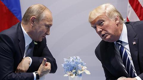 Wladimir Putin, Präsident von Russland, und Donald Trump, Präsident der USA, unterhalten sich 2017 auf dem G20-Gipfel.