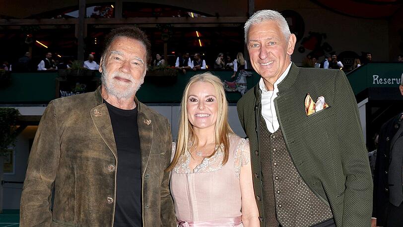 Arnold Schwarzenegger mit Partnerin Heather Milligan und Marstall-Wirt Siegfried Able auf dem Oktoberfest 2025.