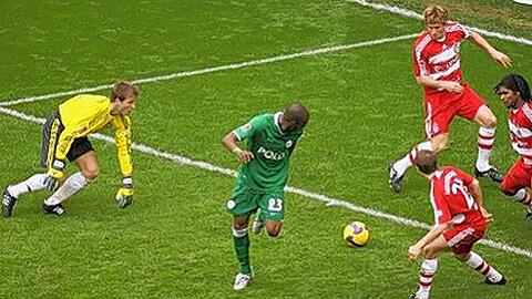 Bitter, bitter: Grafites Zaubertor beim 1:5 der Bayern in Wolfsburg.