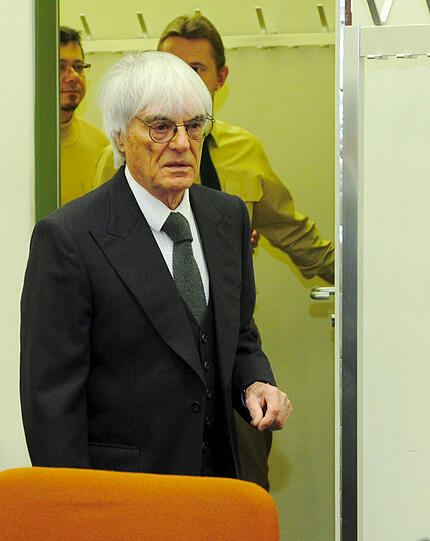 Ecclestone ist als Zeuge im Prozess gegen den früheren BayernLB-Vorstand Gribkowsky geladen. Die Bilder aus dem Gericht in München