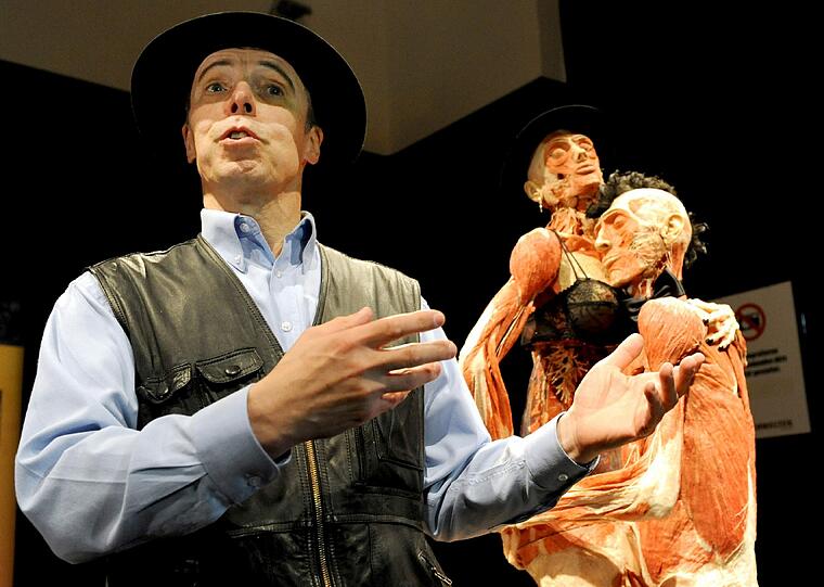 Er darf sich wieder Professor nennen: Gunther von Hagens hat einen Rechtsstreit um seinen Titel gewonnen. Mit seinen provokanten Plastinaten war der Anatom immer wieder in den Schlagzeilen. Die Bilder.