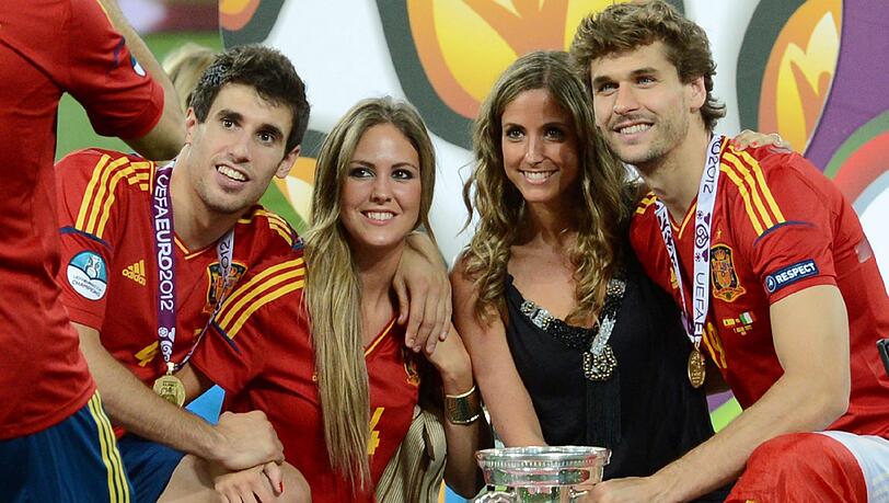 Martinez mit seinen zwei größten Trophäen. María Imízcoz und dem EM-Pokal. Martinez mit seinen zwei größten Trophäen. María Imízcoz und dem EM-Pokal.