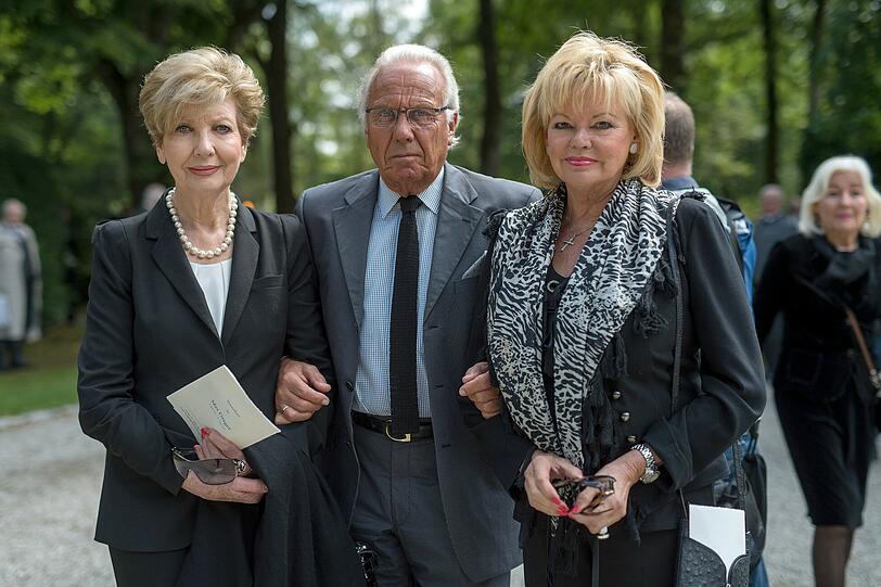 Moderatorin Caroline Reiber (l.) sowie die Wiesn-Wirte Günter und Margot Steinberg kommen zur Beerdigung des Musikers.