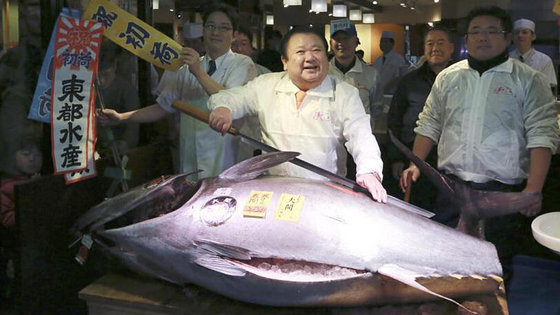 Kiyoshi Kimura steht in seinem Sushi-Restaurant "Sushi Zanmai" hinter seinem ersteigerten Blauflossen-Thunfisch.