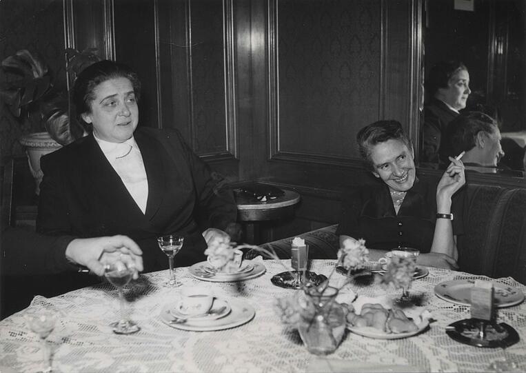 Erika Mann (rechts) und die Schauspielerin Therese Giehse waren zwischen 1927 und 1937 liiert. In der Emigration zerbrach ihre Beziehung, aber sie blieben befreundet. Das in der Ausstellung gezeigte Foto entstand 1968.