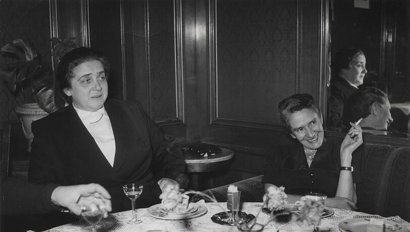 Erika Mann (rechts) und die Schauspielerin Therese Giehse waren zwischen 1927 und 1937 liiert. In der Emigration zerbrach ihre Beziehung, aber sie blieben befreundet. Das in der Ausstellung gezeigte Foto entstand 1968. Erika Mann (rechts) und die Schauspielerin Therese Giehse waren zwischen 1927 und 1937 liiert. In der Emigration zerbrach ihre Beziehung, aber sie blieben befreundet. Das in der Ausstellung gezeigte Foto entstand 1968.