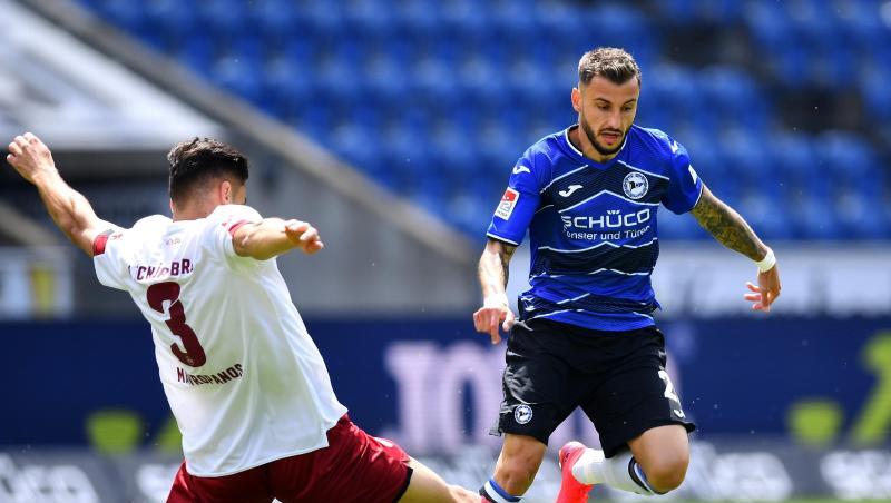 Der Nürnberger Konstantinos Mavropanos (l) grätscht in den Lauf von Arminia-Spieler Jonathan Clauss. Der Nürnberger Konstantinos Mavropanos (l) grätscht in den Lauf von Arminia-Spieler Jonathan Clauss.